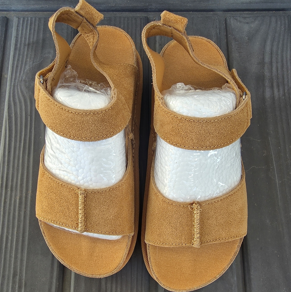 UGG STYLE SANDAL (NO BRAND)
